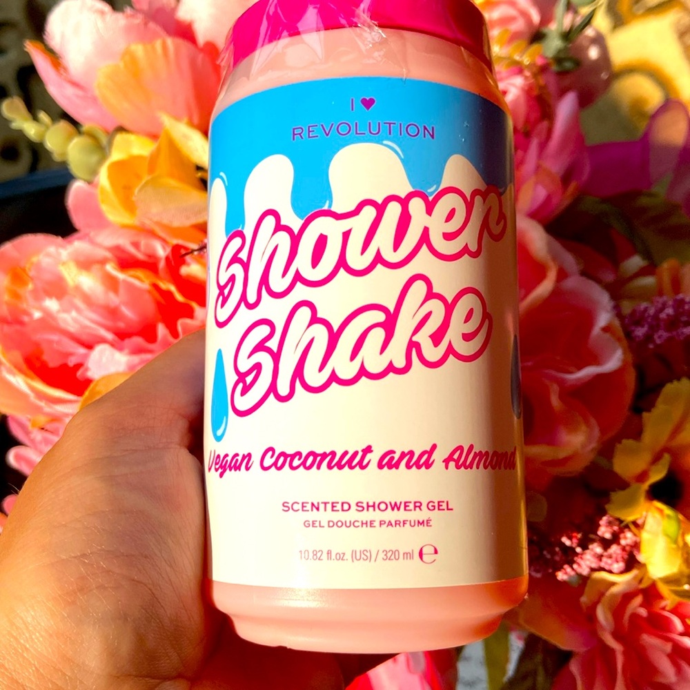 I ❤️ Revolution shower shake in vegan coconut and almond.